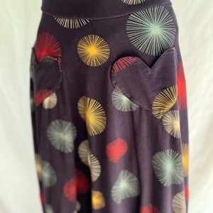 Adorable circle skirt. Retro design. Easy care. Size M.